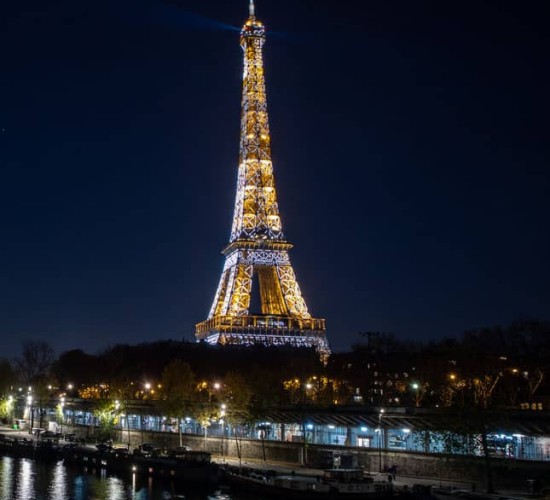Am Abend beleuchteter Eiffelturm