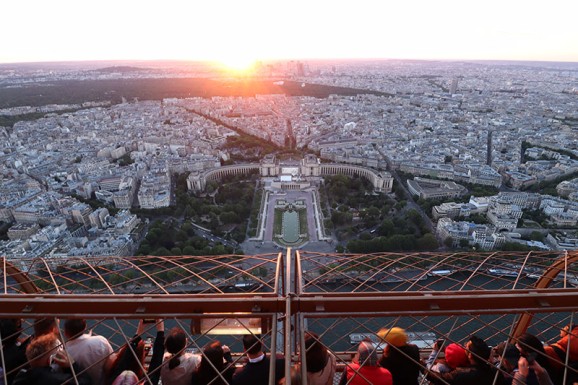 エッフェル塔の頂上からの夕日